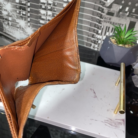 Authentic Louis Vuitton Monogram Bifold Wallet - Picture 9 of 12